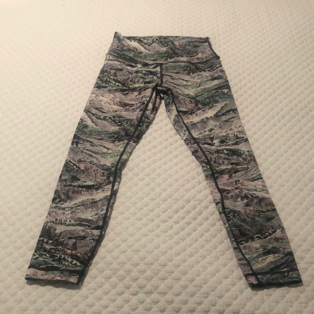 Like new lululemon high rise wunder unders size 6